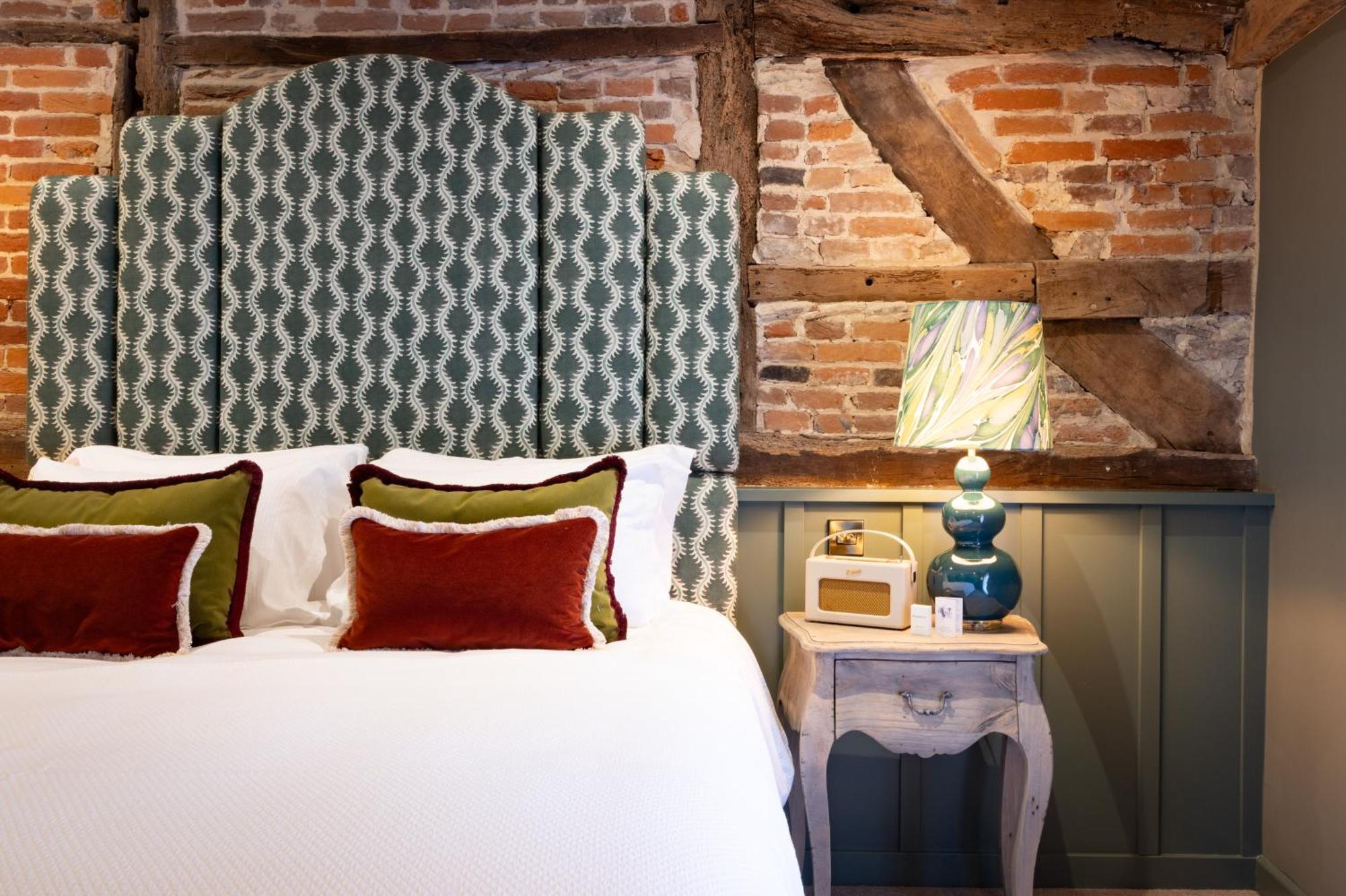 The Coat And Bear - A Heartwood Inn Ньюбери Экстерьер фото